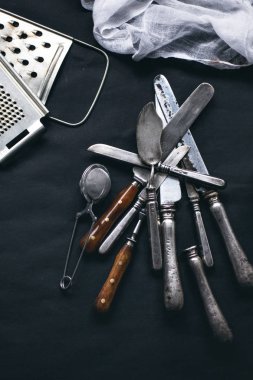 Koyu arka plan üzerinde vintage Tencere Seti.