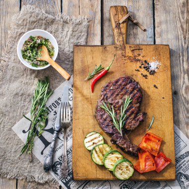 Orta az pişmiş ızgara sığır eti biftek dilimlenmiş