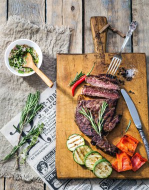 Orta az pişmiş ızgara sığır eti biftek dilimlenmiş