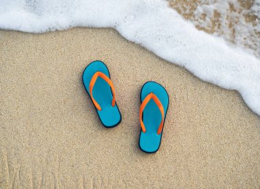  Kumsalda parmak arası terlikler.