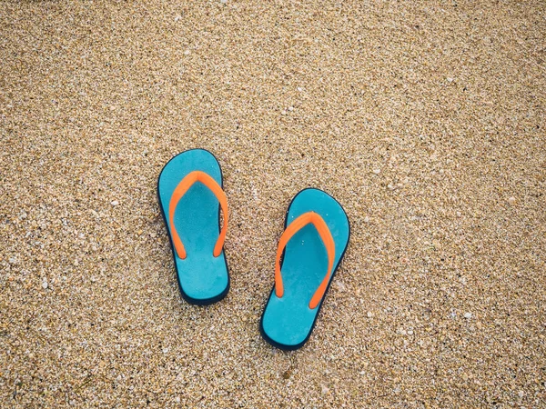 Flip flops on the sandy beach — Stock Photo, Image
