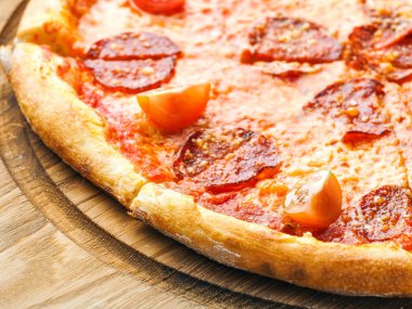 Ahşap tahta üzerinde lezzetli Pizza