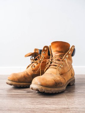 Çift eski çalışma bot sarı