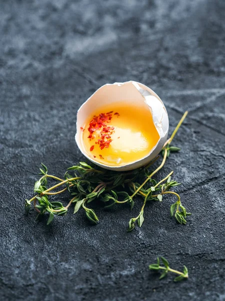 Kırık çiğ tavuk yumurtası — Stok fotoğraf