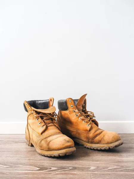Pár starých žlutá pracovní boty — Stock fotografie