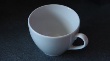 Kahve kahve fincanı dökme