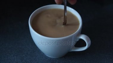 elle karıştırma fincan kahve 