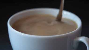 elle karıştırma fincan kahve 