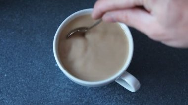 elle karıştırma fincan kahve 