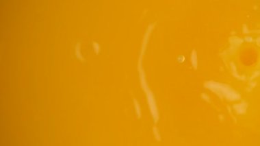 Taze portakal suyu dökerek yakın çekim