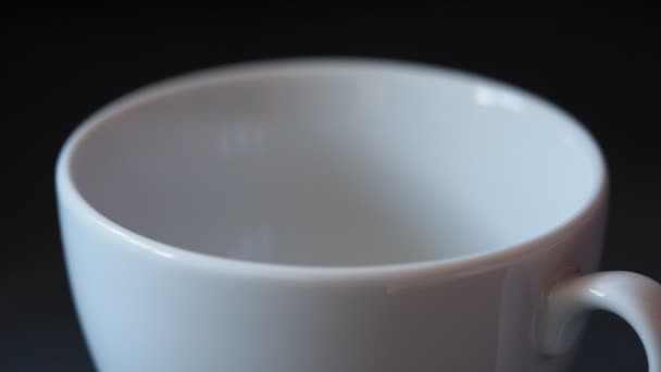 Versare il caffè nella tazza di caffè — Video Stock