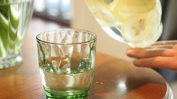 Лимонад наливается в стекло — стоковое видео