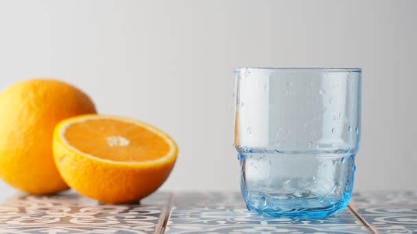 Наливание свежего апельсинового сока в стекло — стоковое видео