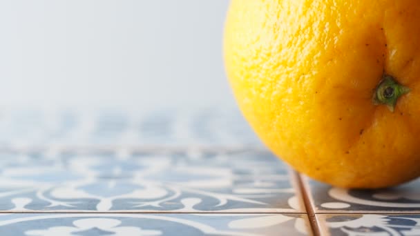 Апельсин для домашнего лимонада — стоковое видео