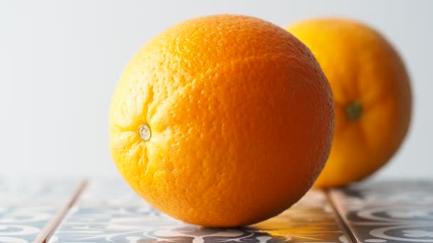 Апельсины для домашнего лимонада — стоковое видео