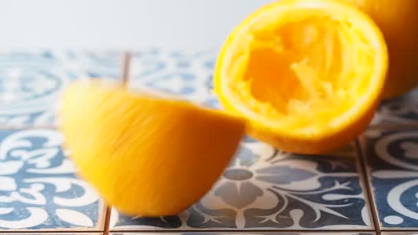 Апельсины для домашнего лимонада — стоковое видео