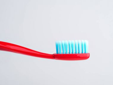 Kırmızı diş fırçası ile mavi kıl