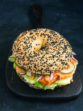 Sebze ve somon simit susam ile dolu