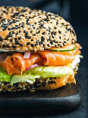 Sebze ve somon simit susam ile dolu
