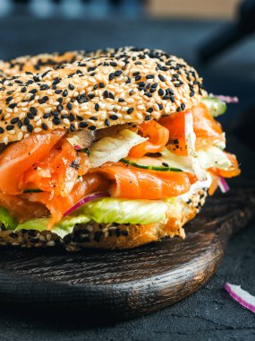 Sebze ve somon simit susam ile dolu