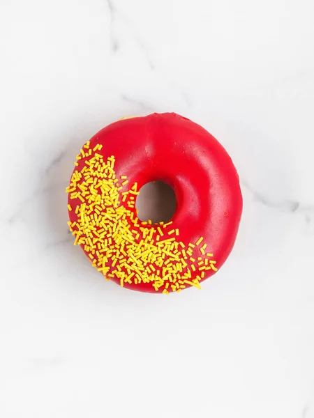 Frisch gebackener Donut — Stockfoto