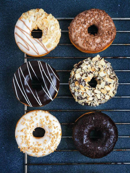 Donuts envidraçados com chocolate — Fotografia de Stock