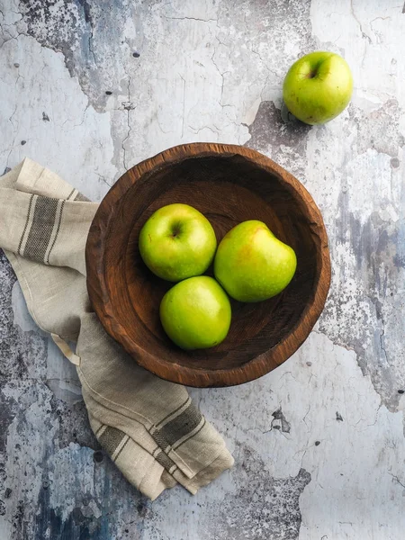 Pommes dans un bol en bois — Photo