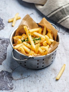 Tatlı patates kızartması rustik tablo ile Pan.