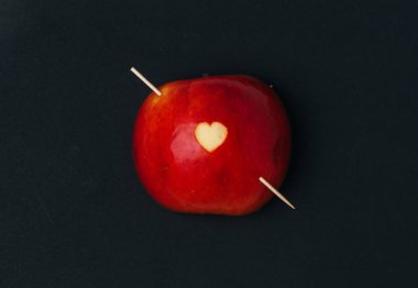 Apple üzerinde oyulmuş kalp