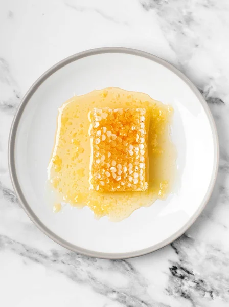 Клетки меда и пчел — стоковое фото