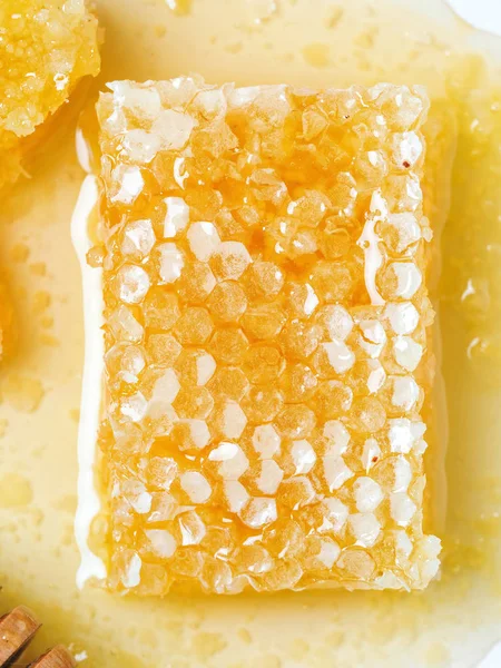 Honig und Bienenzellen — Stockfoto