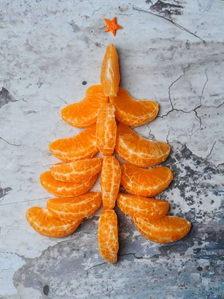 오렌지 조각으로 만들어진 크리스마스 트리 로열티 프리 스톡 이미지