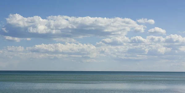 Спокійне море з хмарами — стокове фото