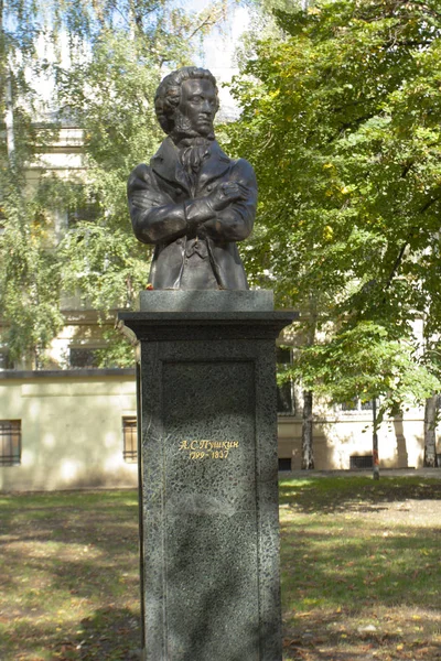 Sofia, Bulgarien - 08. Oktober 2017: Denkmal für den russischen Dichter Puschkin in der Nähe der russischen Kirche, erbaut 2001 Jahr. — Stockfoto