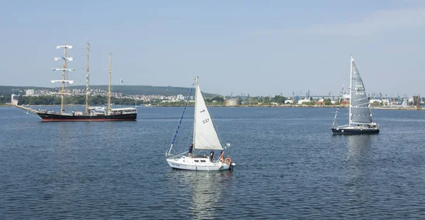 Varna, Bulgarien - augusti 14, 2015: segling regatta ägnas åt födelsedag varna — Stockfoto
