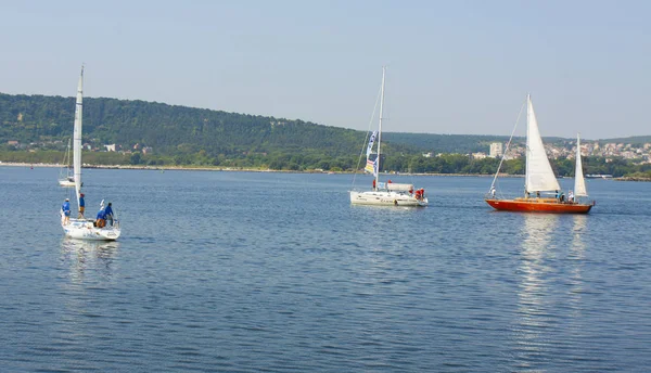 VARNA, BULGARIA - AUGUST 14, 2015: sailing regatta devoted to birthday of city Varna. — Stock Photo, Image