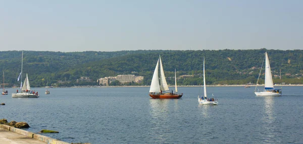 Varna, Bulharsko - 14 srpna 2015: plachetnic na narozeniny město Varna — Stock fotografie