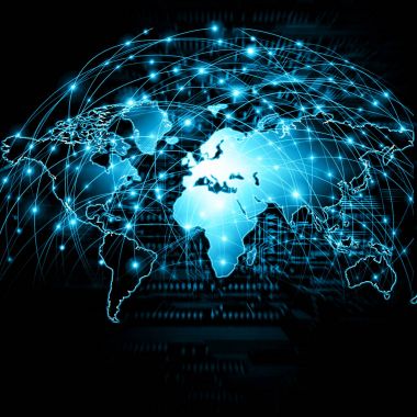 Dünya Haritası üzerinde teknolojik bir arka plan, parlak çizgiler semboller Internet, radyo, televizyon, telefon ve uydu iletişim.