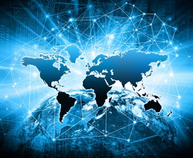 Dünya Haritası üzerinde teknolojik bir arka plan, parlak çizgiler semboller Internet, radyo, televizyon, telefon ve uydu iletişim.