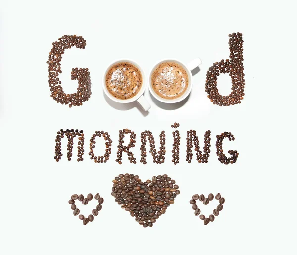 Kahve çekirdekleri ve bardak, Günaydın beyaz zemin üzerinde bir yazıt — Stok fotoğraf