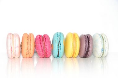 Renkli kurabiyeler. Küçük Fransız kekleri. Tatlı ve renkli Fransız badem kurabiyeleri.