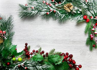 Noel ve yeni yıl kompozisyon. Çam kozalakları, çam dalları ahşap beyaz zemin üzerine