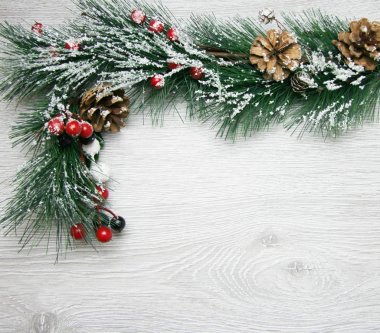 Noel ve yeni yıl kompozisyon. Çam kozalakları, çam dalları ahşap beyaz zemin üzerine