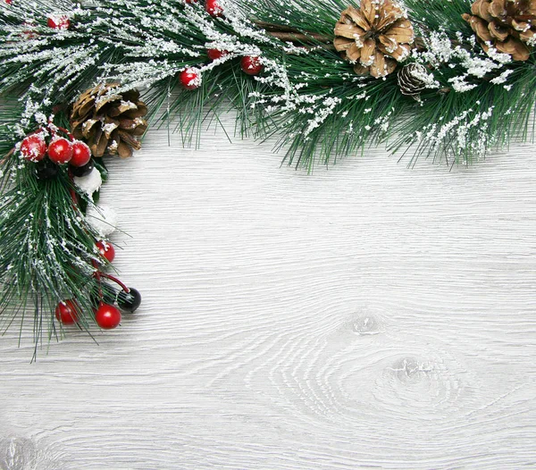 Composición de Navidad y Año Nuevo. Los conos de pino, ramas de abeto sobre un fondo blanco de madera — Foto de Stock