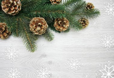 Noel ve yeni yıl kompozisyon. Çam kozalakları, çam dalları ahşap beyaz zemin üzerine