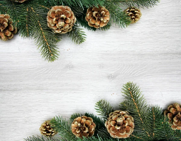 Composición de Navidad y Año Nuevo. Los conos de pino, ramas de abeto sobre un fondo blanco de madera —  Fotos de Stock