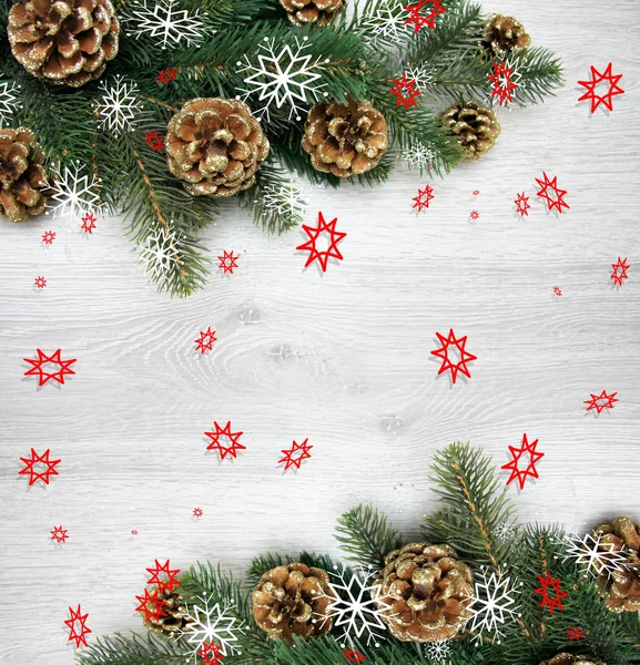 Noel ve yeni yıl kompozisyon. Çam kozalakları, çam dalları ahşap beyaz zemin üzerine