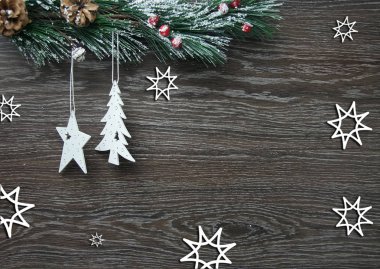 Noel ve yeni yıl kompozisyon. Çam kozalakları, çam dalları ahşap beyaz zemin üzerine