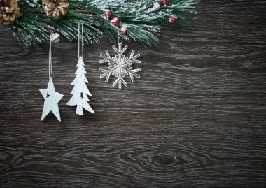 Noel ve yeni yıl kompozisyon. Çam kozalakları, çam dalları ahşap beyaz zemin üzerine