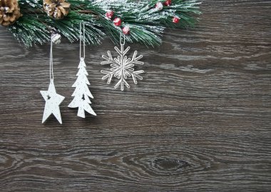 Noel ve yeni yıl kompozisyon. Çam kozalakları, çam dalları ahşap beyaz zemin üzerine